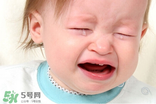 寶寶晚上哭鬧是怎么回事？寶寶晚上哭鬧不睡覺怎么辦？
