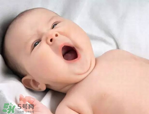 寶寶晚上哭鬧是怎么回事？寶寶晚上哭鬧不睡覺怎么辦？