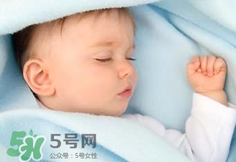 寶寶睡覺(jué)出汗多是什么原因？寶寶睡覺(jué)的常見(jiàn)誤區(qū)