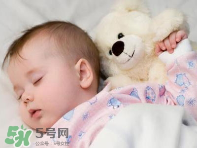 寶寶睡覺出汗多還要蓋被嗎？寶寶睡覺出汗多怎么辦？