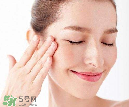 光擦保濕型化妝水就能有效保濕?怎樣正確的使用化妝水？