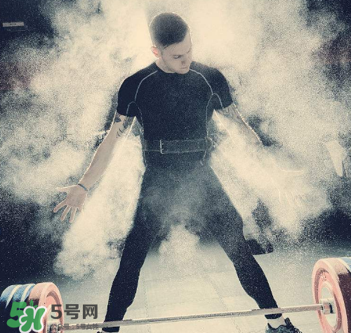 硬拉能練腹肌嗎？硬拉可以練腹肌嗎？