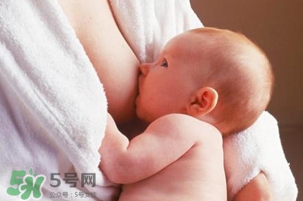 母乳喂養(yǎng)的寶寶大便怎樣正常？母乳喂養(yǎng)的寶寶需要補(bǔ)鈣嗎？