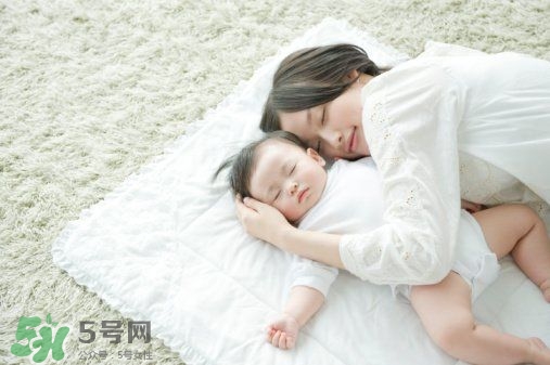 寶寶晚上哭鬧是怎么回事？寶寶晚上哭鬧不睡覺怎么辦？
