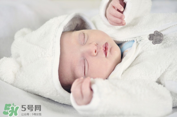 寶寶張嘴睡覺會變丑嗎？寶寶張嘴睡覺的危害