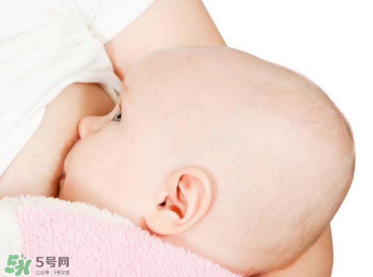 母乳喂養(yǎng)的寶寶大便怎樣正常？母乳喂養(yǎng)的寶寶需要補(bǔ)鈣嗎？