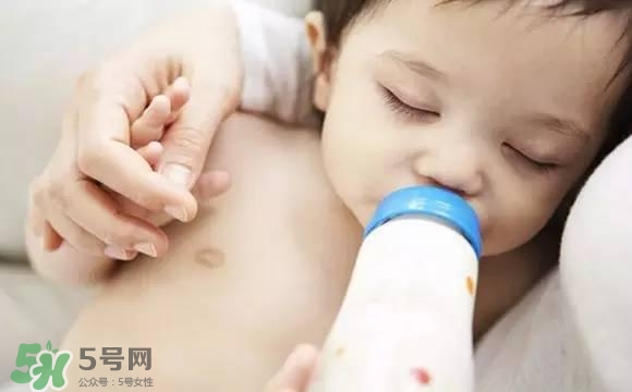 寶寶睡覺吃奶好嗎？寶寶睡覺吃奶怎么辦？