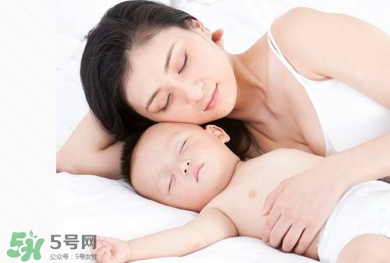 寶寶睡覺突然大哭是什么原因？寶寶睡覺突然哭醒怎么辦？