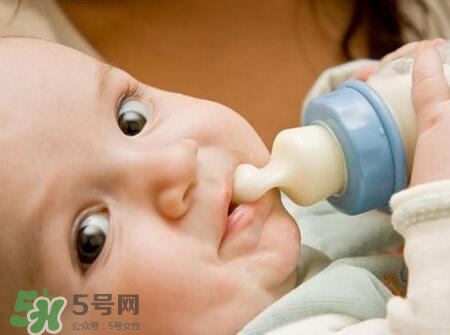 寶寶睡覺吃奶好嗎？寶寶睡覺吃奶怎么辦？
