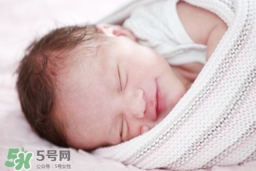 寶寶睡覺(jué)頭出汗是熱嗎？寶寶睡覺(jué)頭出汗是怎么回事？