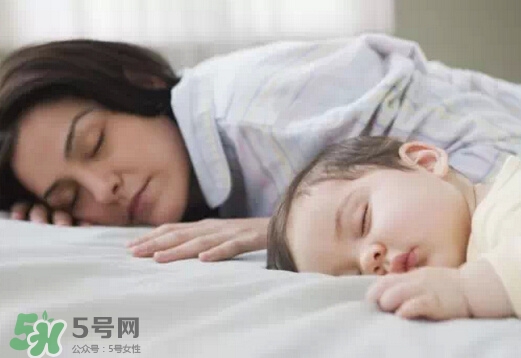寶寶睡覺(jué)出汗多是什么原因？寶寶睡覺(jué)的常見(jiàn)誤區(qū)