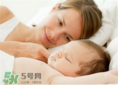 寶寶睡覺(jué)出汗多是什么原因？寶寶睡覺(jué)的常見(jiàn)誤區(qū)