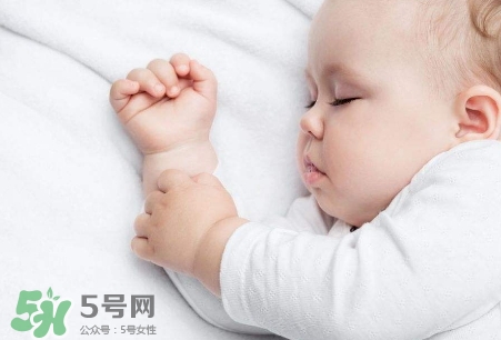 母乳喂養(yǎng)的寶寶需要喂水嗎？母乳喂養(yǎng)的重要性