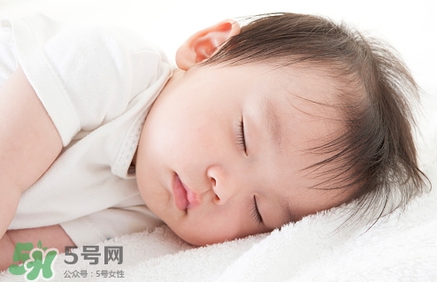 母乳喂養(yǎng)的寶寶需要喂水嗎？母乳喂養(yǎng)的重要性