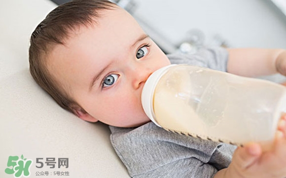 寶寶睡覺吃奶好嗎？寶寶睡覺吃奶怎么辦？
