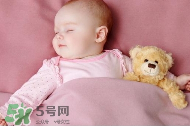 母乳喂養(yǎng)的寶寶需要喂水嗎？母乳喂養(yǎng)的重要性