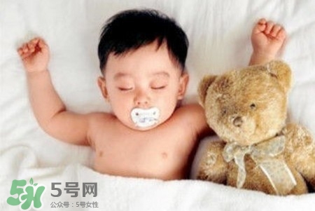 寶寶睡覺出汗多還要蓋被嗎？寶寶睡覺出汗多怎么辦？