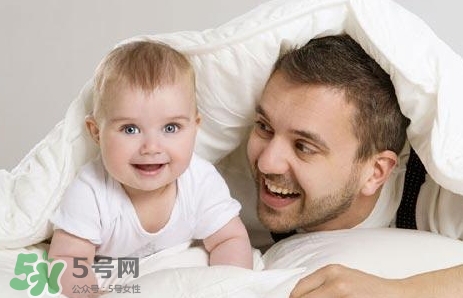 寶寶晚上哭鬧是怎么回事？寶寶晚上哭鬧不睡覺怎么辦？
