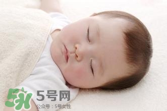 寶寶睡覺(jué)出汗多是什么原因？寶寶睡覺(jué)的常見(jiàn)誤區(qū)