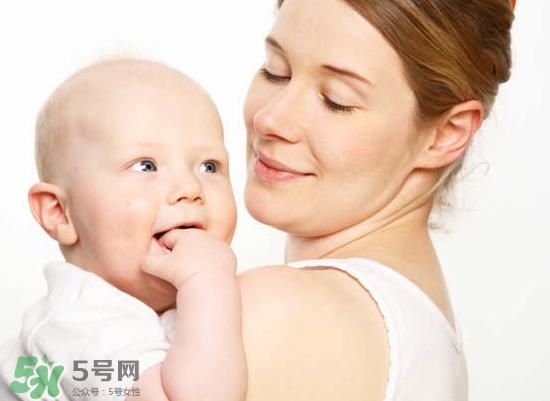 母乳喂養(yǎng)胸部會(huì)變形嗎？如何避免產(chǎn)后乳房變形？