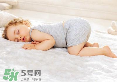 剛出生的寶寶需要枕頭嗎？新生兒需要枕頭定型嗎？