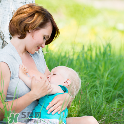 母乳喂養(yǎng)胸部會(huì)變形嗎？如何避免產(chǎn)后乳房變形？