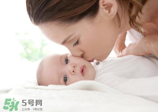 新生兒獨(dú)自睡覺好嗎？新生兒要跟父母睡嗎？