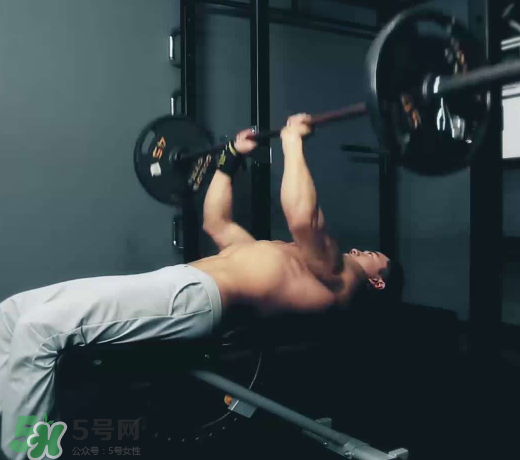 臥推多少公斤合格？臥推高手重量曝光