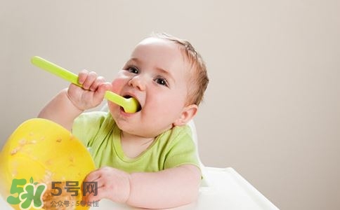 寶寶發(fā)燒出汗可以蓋被子嗎？寶寶發(fā)燒出汗了會(huì)退燒嗎？