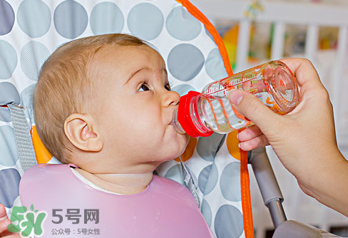 寶寶能喝礦泉水嗎？礦泉水寶寶適合寶寶喝嗎？