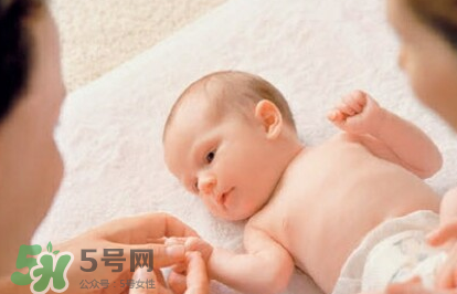 新生兒要多抱抱嗎？新生兒應該是多抱還是多躺？