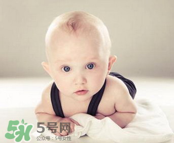 新生兒要多抱抱嗎？新生兒應該是多抱還是多躺？