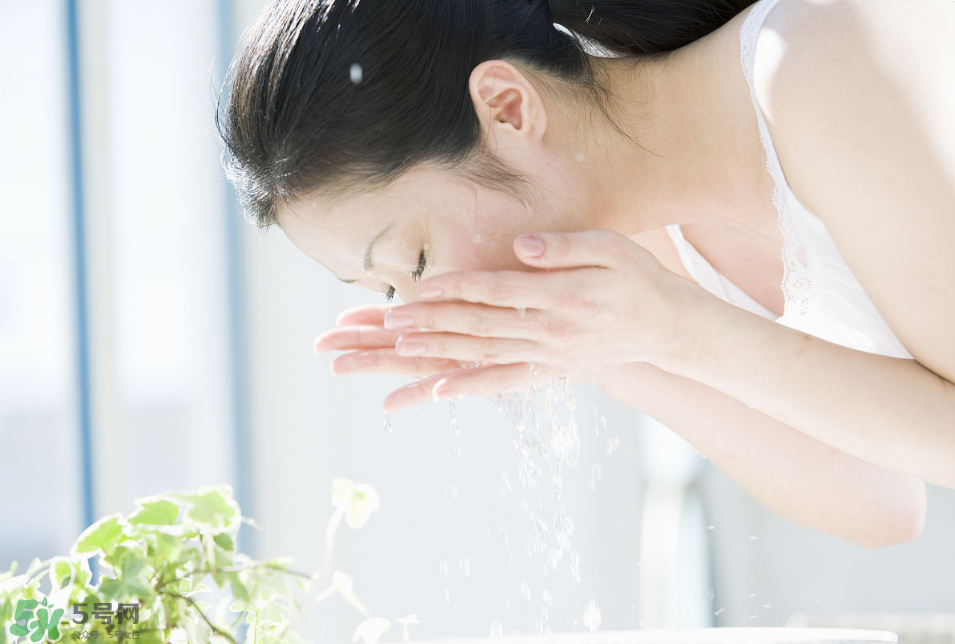 抬頭紋太重怎么辦？撫平抬頭紋只需這幾招