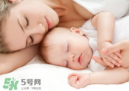 新生兒怎么睡覺(jué)姿勢(shì)正確？新生兒怎么睡頭型好看？