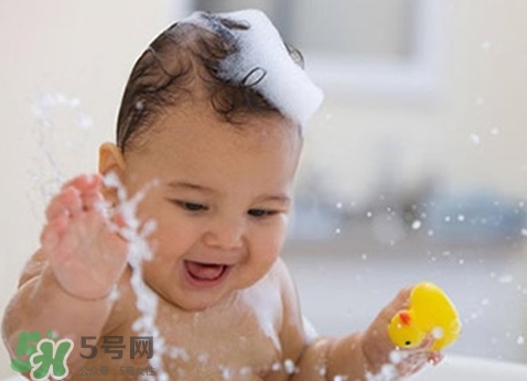 新生兒痤瘡多久會好？新生兒痤瘡能用百多邦嗎？