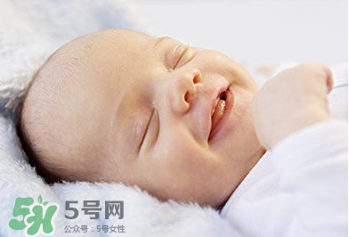 寶寶發(fā)燒出汗可以蓋被子嗎？寶寶發(fā)燒出汗了會(huì)退燒嗎？