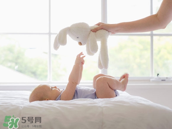 寶寶頭型是睡出來(lái)的嗎？寶寶頭型矯正最佳時(shí)間
