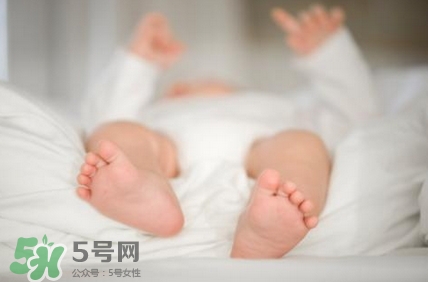 寶寶發(fā)燒睡著了要叫醒吃藥嗎？9個處理寶寶發(fā)燒的辦法