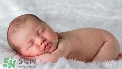 新生兒怎么睡覺(jué)姿勢(shì)正確？新生兒怎么睡頭型好看？