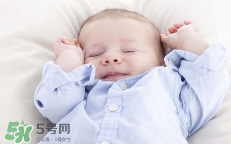 寶寶睡覺為什么會(huì)笑？寶寶睡覺笑出聲是做夢(mèng)了嗎？