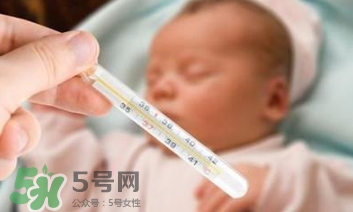 寶寶發(fā)燒睡著了要叫醒吃藥嗎？9個處理寶寶發(fā)燒的辦法