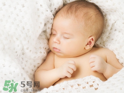 新生兒怎么睡覺(jué)姿勢(shì)正確？新生兒怎么睡頭型好看？