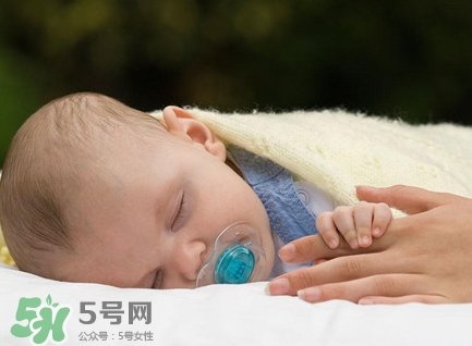 新生兒怎么睡覺(jué)姿勢(shì)正確？新生兒怎么睡頭型好看？
