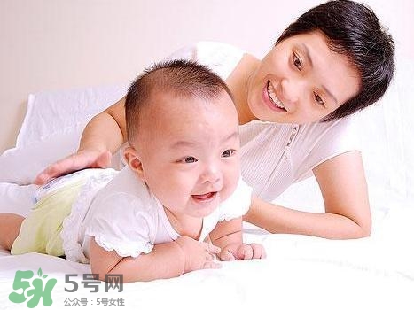 寶寶發(fā)燒出汗可以蓋被子嗎？寶寶發(fā)燒出汗了會(huì)退燒嗎？