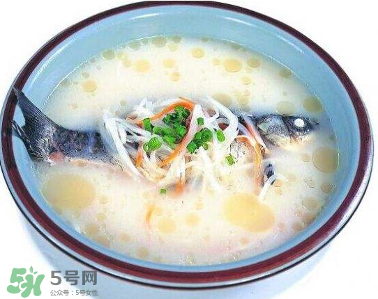 鯽魚湯里可以放什么菜最好？鯽魚燉湯放什么菜？