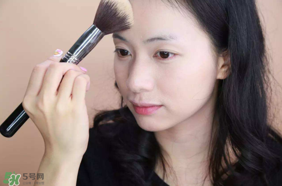 定妝噴霧好還是散粉？定妝噴霧在散粉后用嗎？