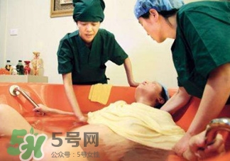水中分娩時(shí)難產(chǎn)怎么辦？水中分娩和無痛分娩哪個(gè)好？