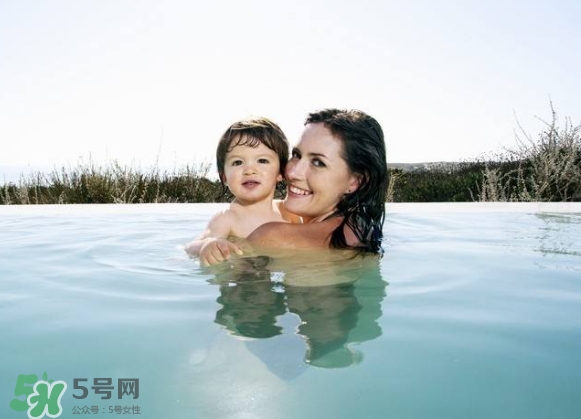 水中分娩時(shí)難產(chǎn)怎么辦？水中分娩和無痛分娩哪個(gè)好？