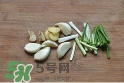 香辣蟹怎么做最好吃？香辣蟹怎么處理螃蟹？