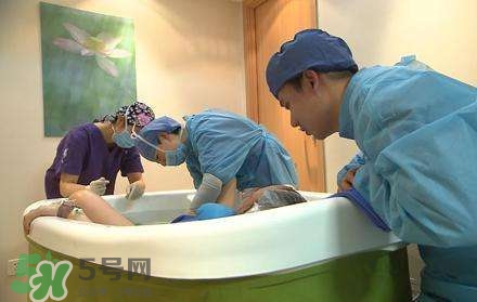 水中分娩時寶寶會嗆水嗎？水中分娩寶寶不會淹嗎？